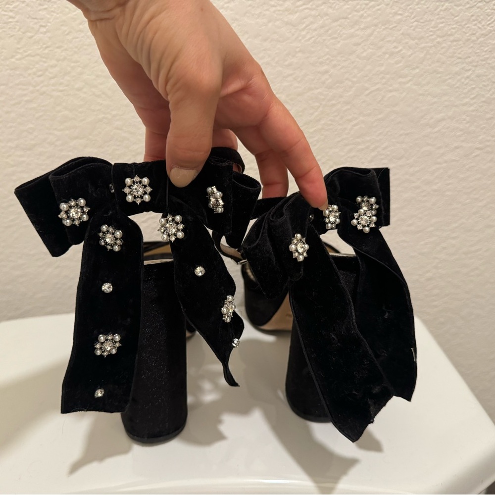 Antonio Melanie ft Nicola Bathie Velvet bow heels